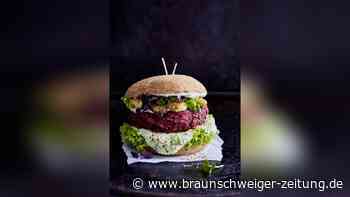 Veggie-Burger „Rote Zora“ mit gebratenen Gewürzgurken