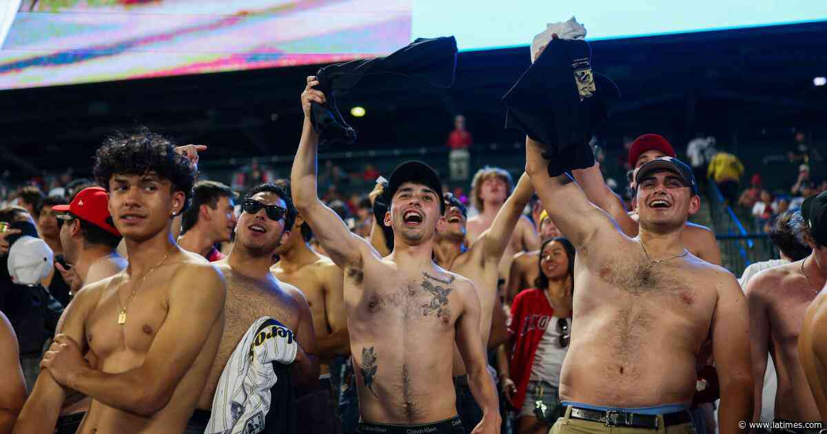 Shaikin: As Angels fans urge Arte Moreno to sell the team, the least he can do is try to win