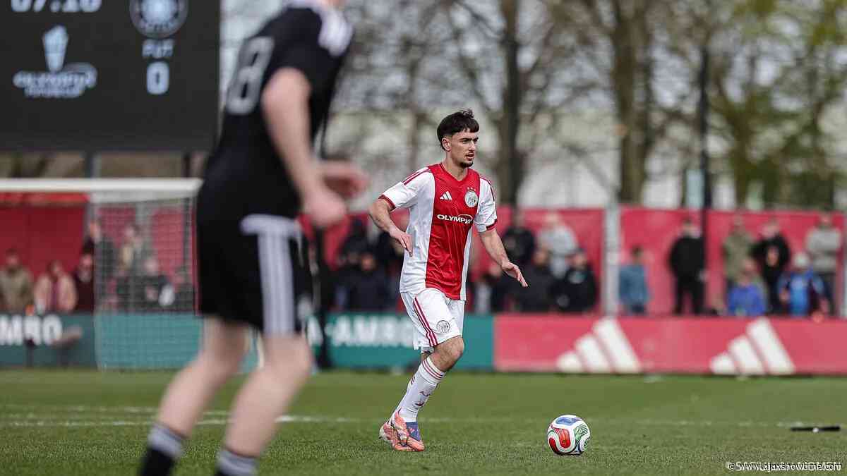 Ajax beloont jeugdige verdediger Isik met eerste profcontract tot zomer van 2029