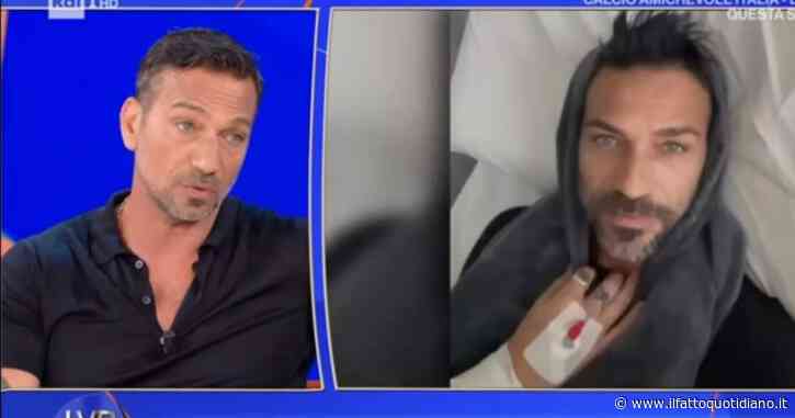 “Mettevo due maglioni sotto le giacche per riempire i vestiti, ho perso 38 chili. Prima di entrare in studio mi sono portato la mia siringa di cellule staminali”: Costantino Vitagliano torna a parlare della malattia