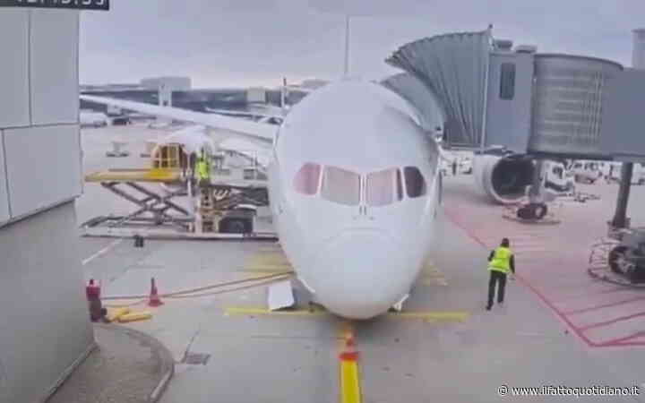 Cede il carrello di un Boeing 787 Dreamliner di Lufthansa: il momento del crollo. Feriti membri dell’equipaggio