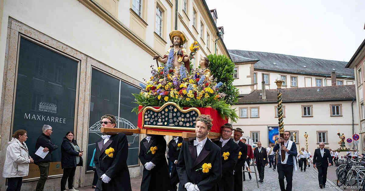 Bamberg: Oberbürgermeister Niedermaier trägt bei Fronleichnamsprozession selbst