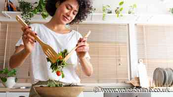 Keeps lettuce fresh for up to 10 days in the fridge with simple paper method