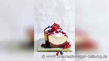 Marmor-Cheesecake mit sahnigem Beerentopping