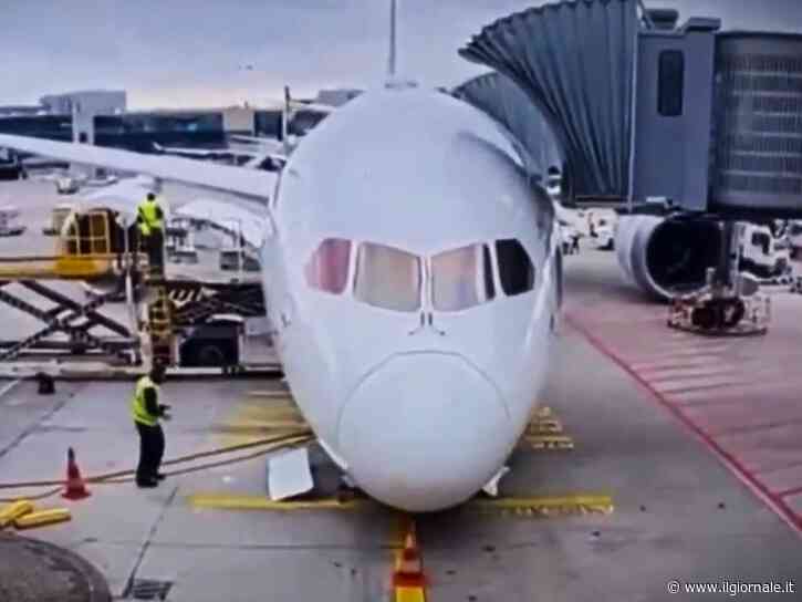 Paura a Francoforte: cede il carrello del Boeing 787 e l'aereo collassa sulla pista