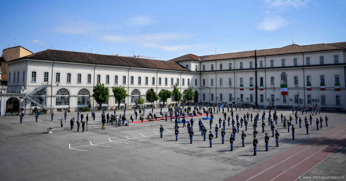 Il prof della Scuola militare Teuliè arrestato per violenza sessuale: “Mandi una fotina? Ti do 8,5 per dettagli hard”