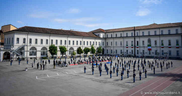 Il prof della Scuola militare Teuliè arrestato per violenza sessuale: “Mandi una fotina? Ti do 8,5 per dettagli hard”