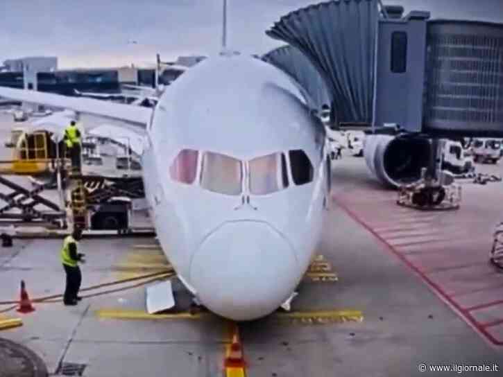 Paura all'aeroporto di Francoforte, si piega il carrello di un Boeing 787: ci sono dei feriti