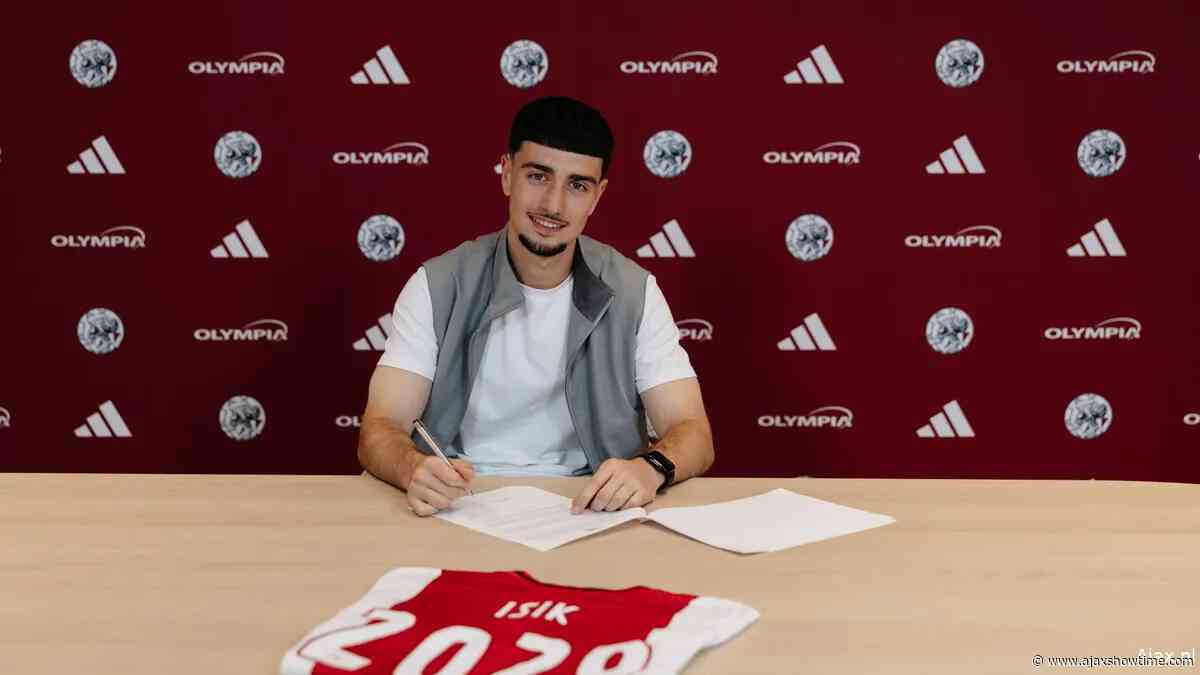 Isik trots op ontwikkeling bij Ajax: 'Ben pas op latere leeftijd bij een profclub terechtgekomen'