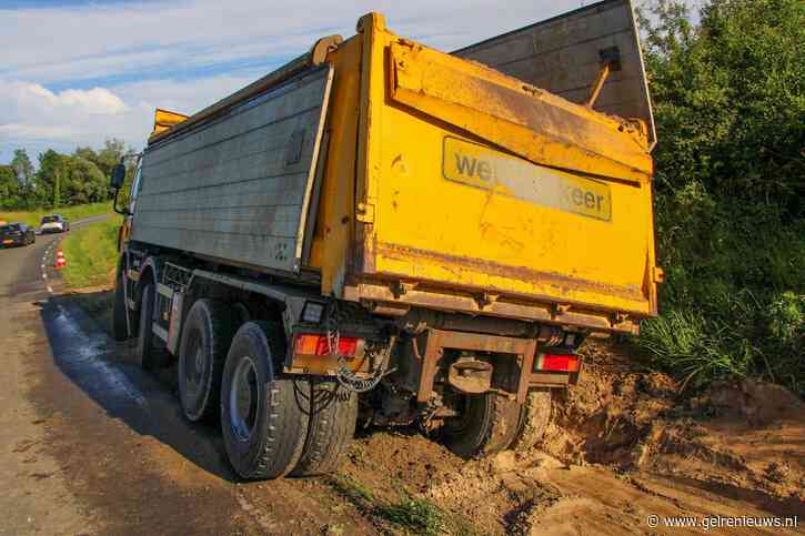 Vrachtwagen vast in berm, weg afgesloten voor berging