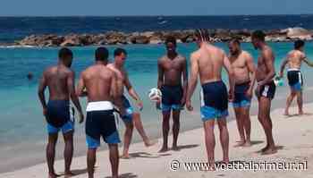 Curaçao werkt op het strand toe naar WK: Advocaat kijkt tevreden toe