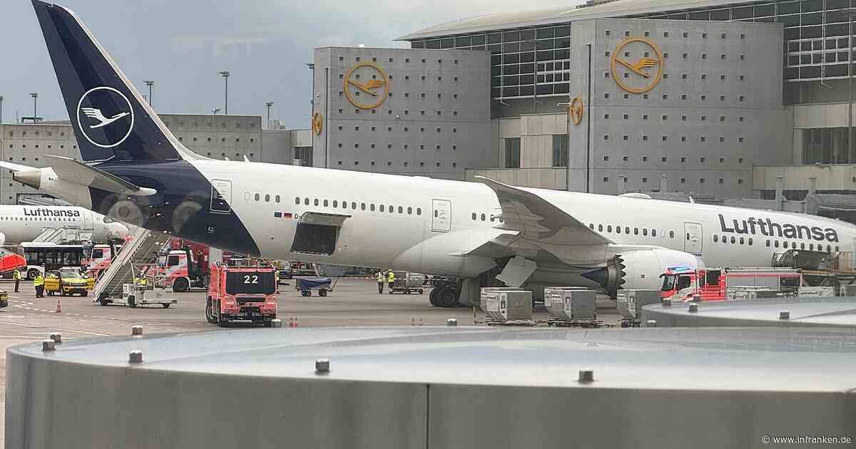 Frankfurt: Bugfahrwerk von Flugzeug knickt ein - mehrere Verletzte