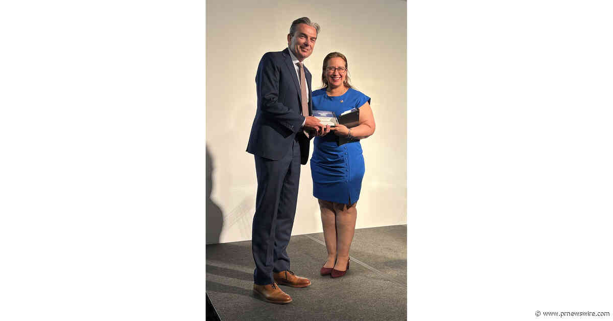 David Healy, President of Sun Life U.S., receives HELP Hero award from HELP USA
