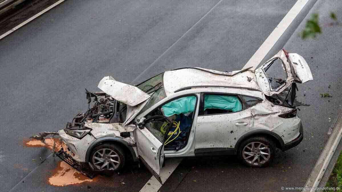Schwerer Unfall auf der B45 in Hessen: Cupra überschlägt sich – Fahrer verletzt