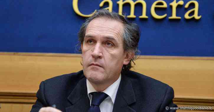 Fiumicino, il senatore di FdI Menia attacca una coppia gay all’aeroporto: “Basta effusioni, fatele a casa vostra”