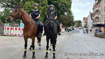 Nanu? Warum plötzlich so häufig Polizisten durch Bergedorfs Innenstadt reiten