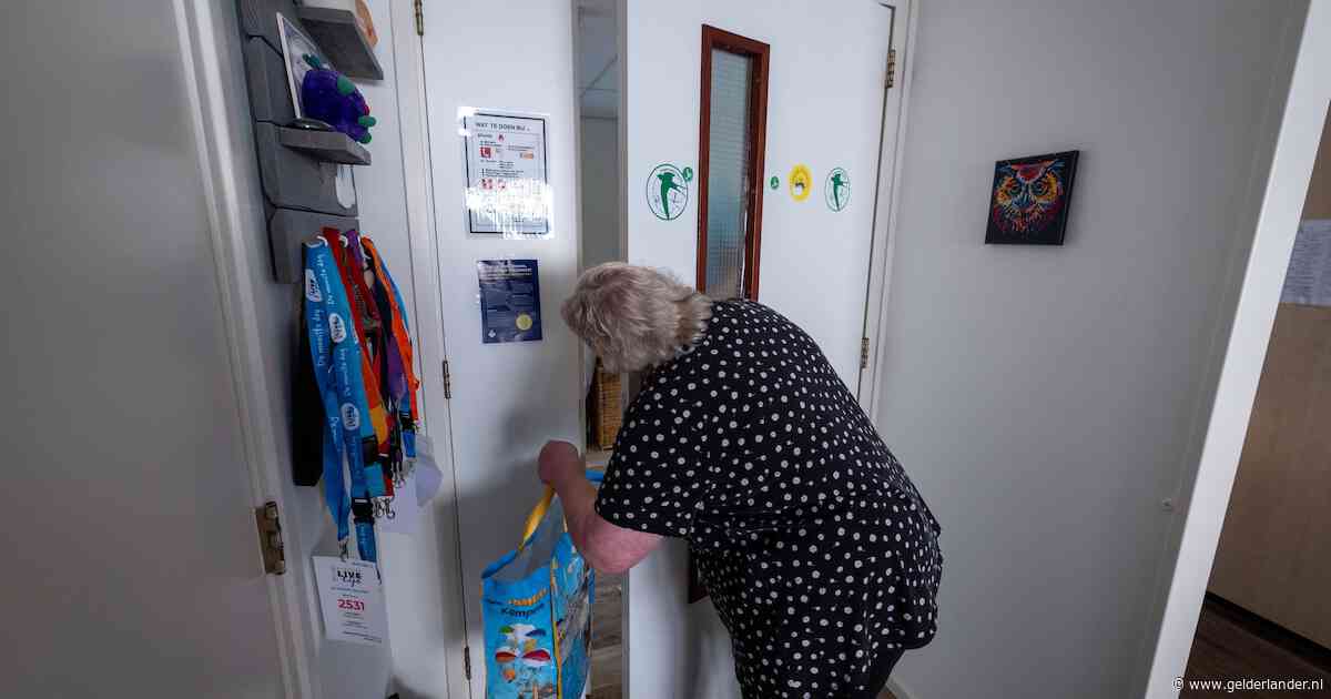 Nathalie (60) staat klaar met tas vol spullen als de nepagent aanbelt: in de badkamer wacht de echte politie
