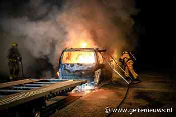 Bestelbus volledig uitgebrand op carpoolplaats