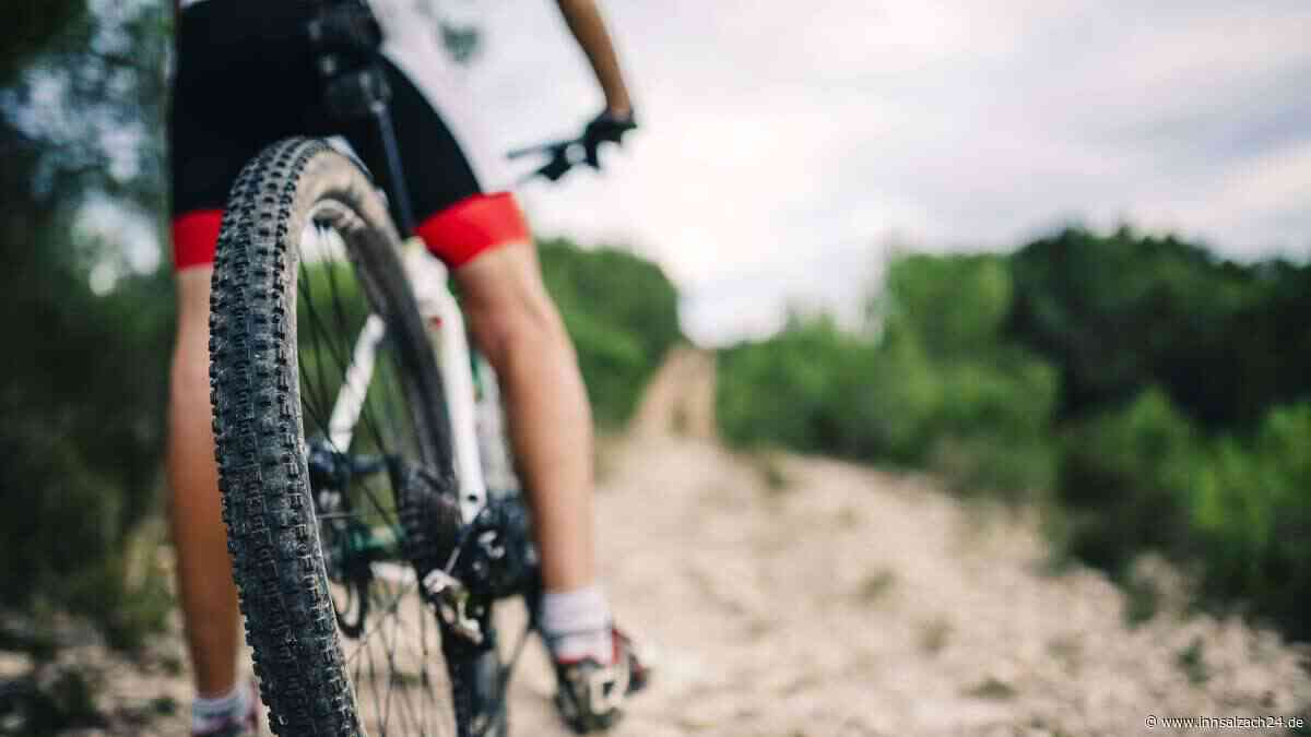 Unbekannter Radfahrer fährt Spaziergängerin (74) aus Kreis Mühldorf am Chiemsee an