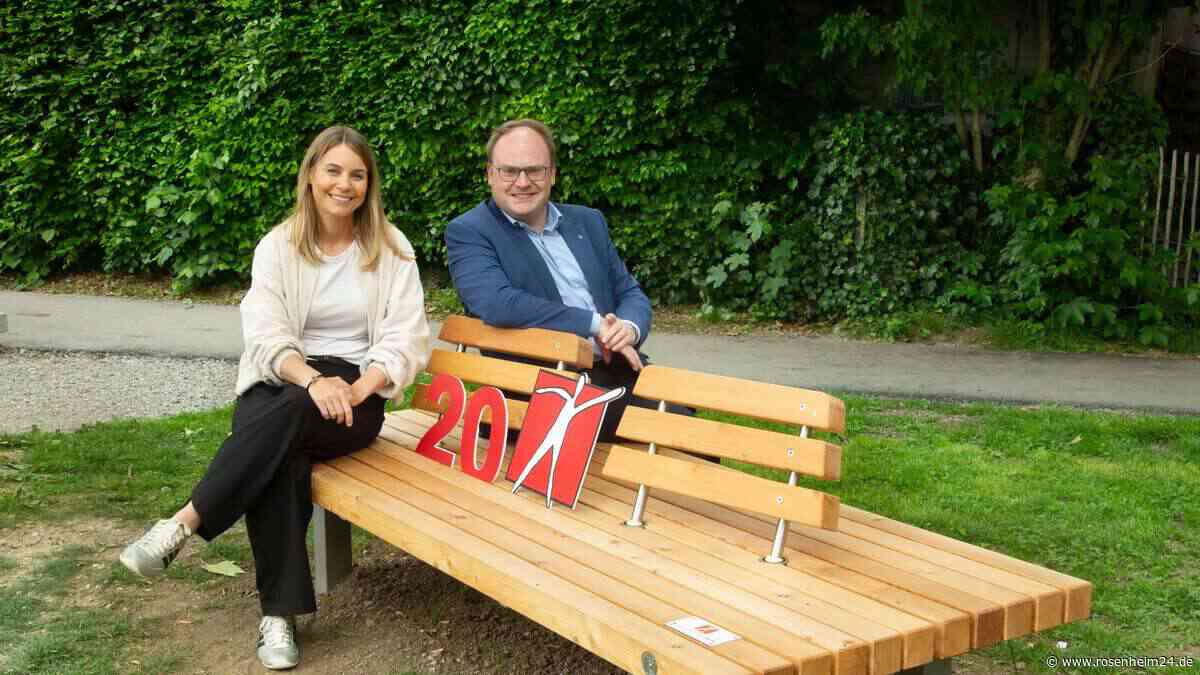 Ein neuer Platz zum Verweilen: Prien erhält eine neue Sitzbank für den Wendelsteinpark