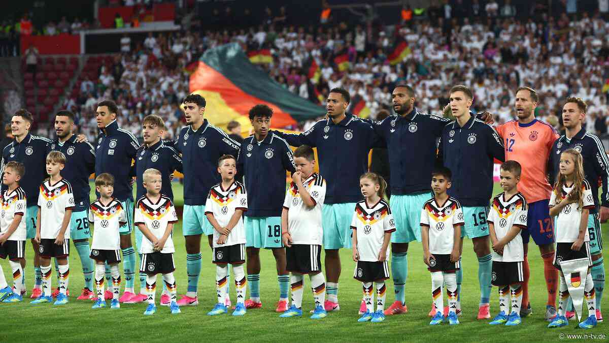 FIFA verkündet große WM-Änderung: Bei der Hymne stehen plötzlich über 50 Fußballer auf dem Platz