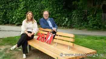 Ein neuer Platz zum Verweilen: Prien erhält eine neue Sitzbank für den Wendelsteinpark
