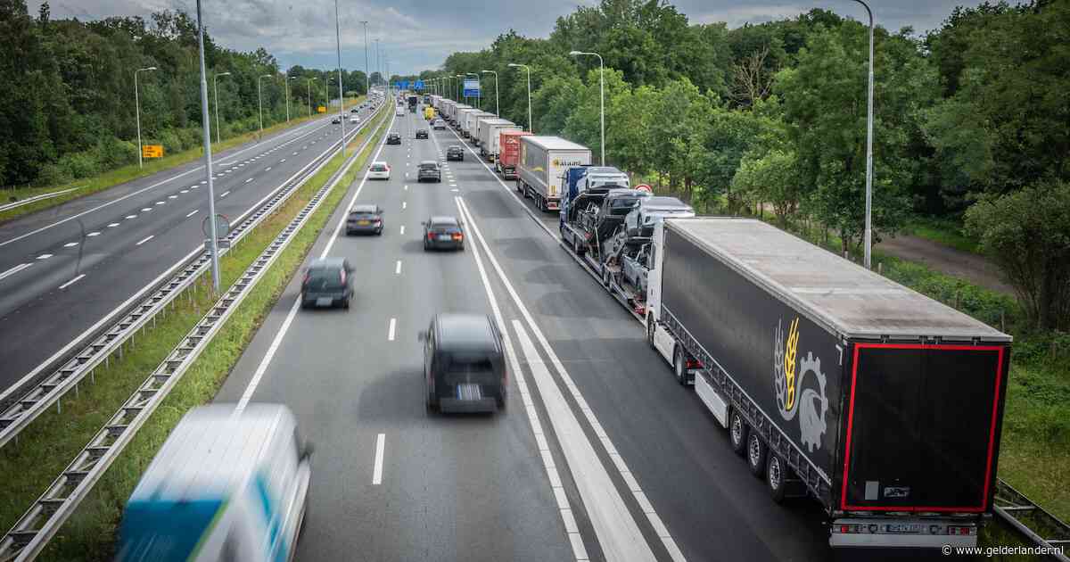 Parkeerchaos op A73: tientallen vrachtwagens staan stil op vluchtstrook bij tankstation