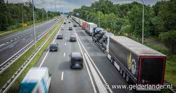 Parkeerchaos op A73: tientallen vrachtwagens staan stil op vluchtstrook bij tankstation