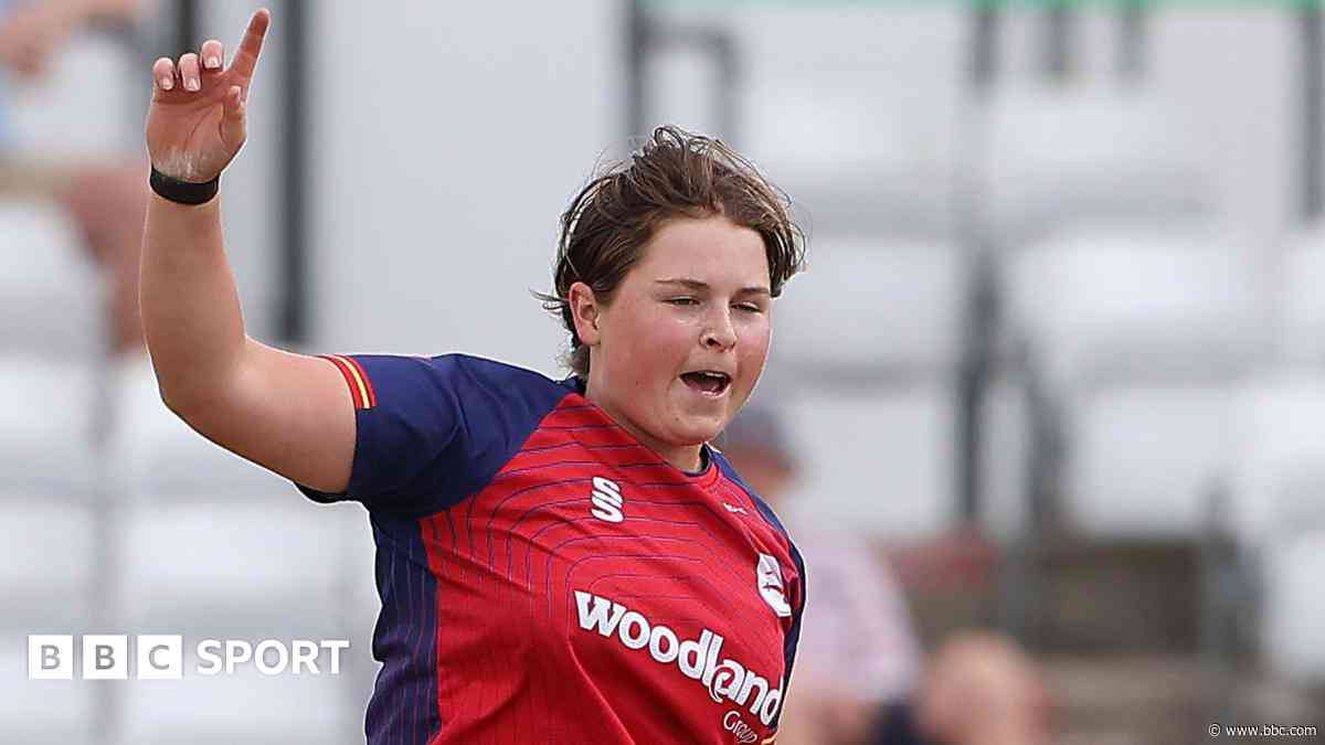 Essex Women's captain Scrivens signs new deal