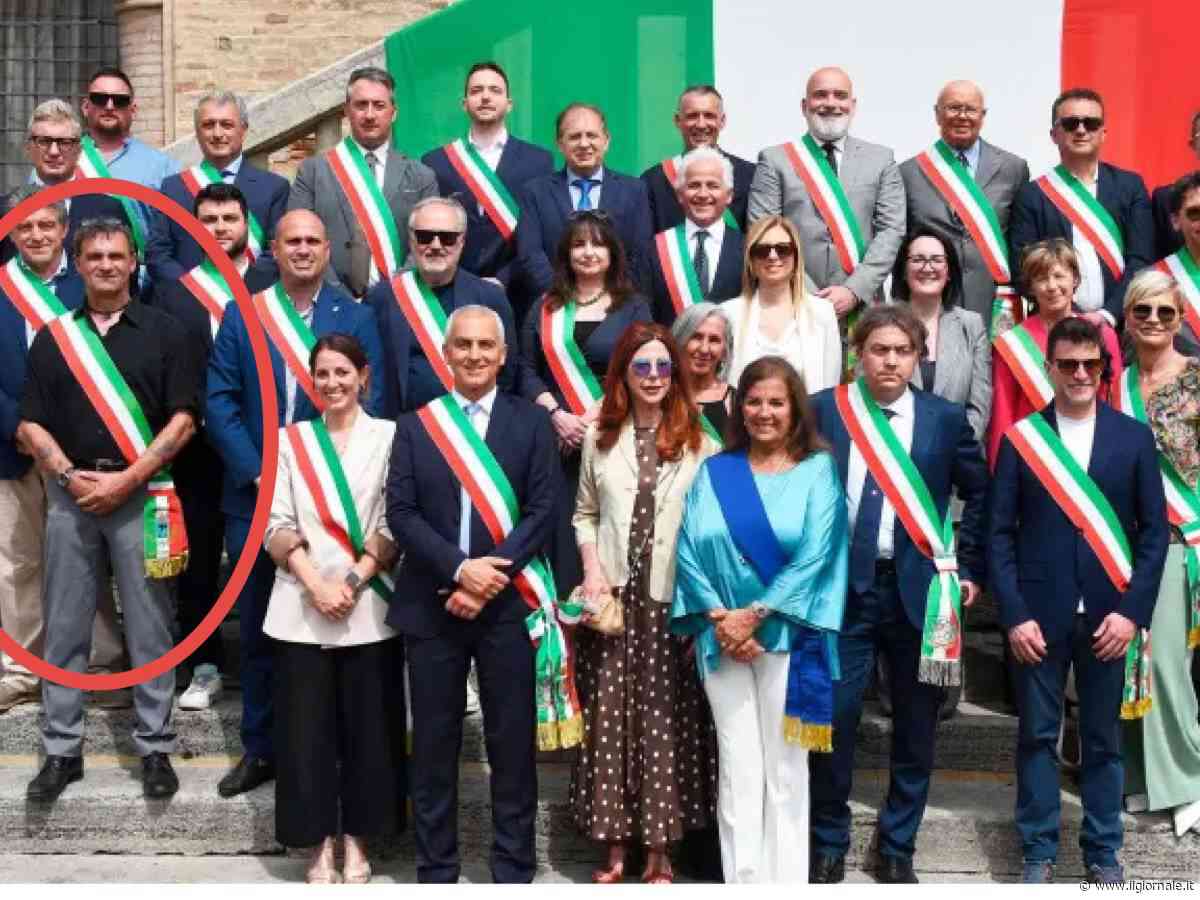 Sindaco indossa una camicia nera alla festa della Repubblica. Anpi: "Offende la memoria"
