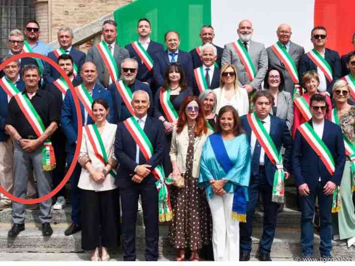 Sindaco indossa una camicia nera alla festa della Repubblica. Anpi: "Offende la memoria"