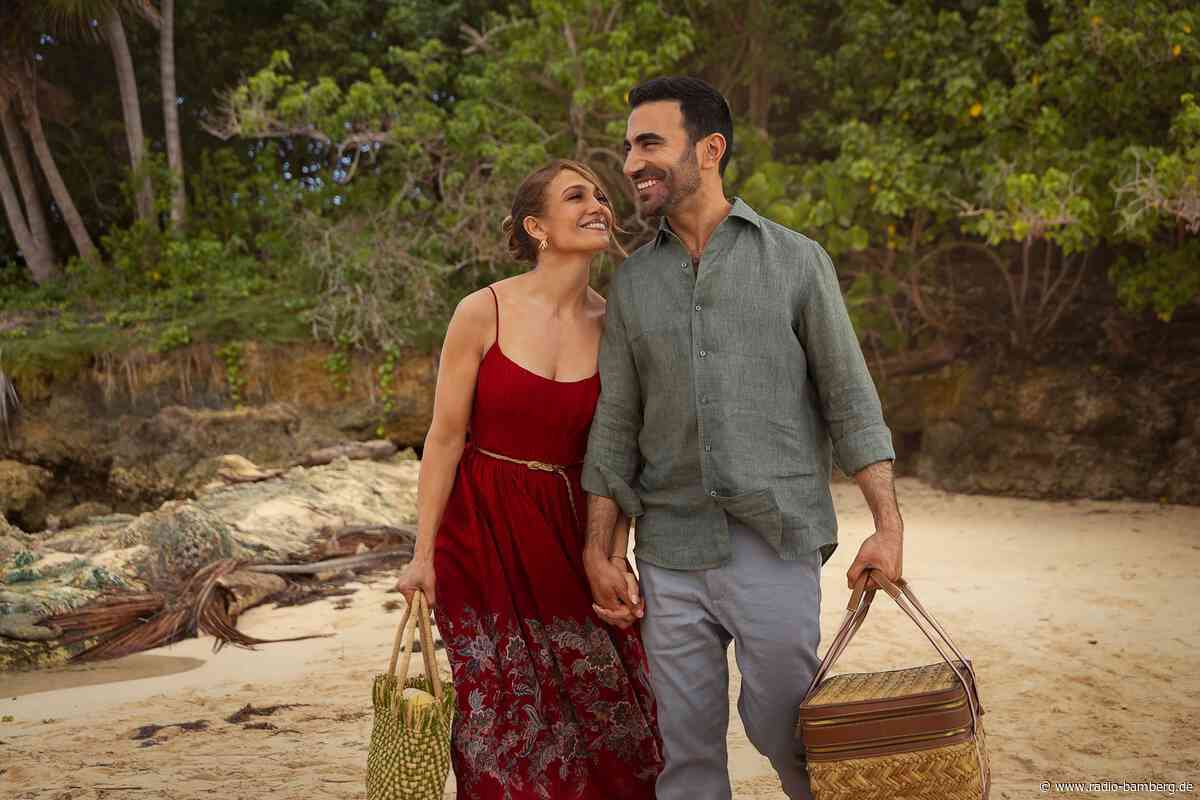 Nur eine Affäre? JLo und Brett Goldstein in «Office Romance»