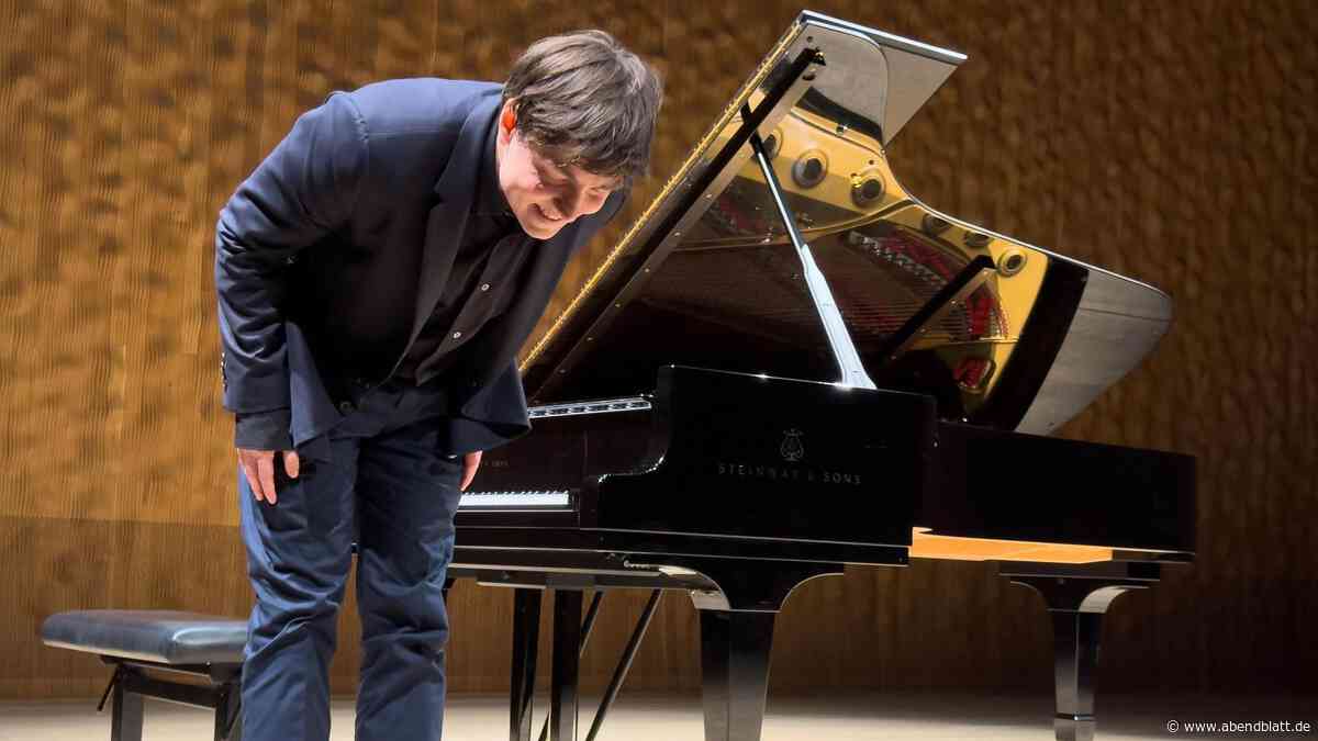 Politische Geste in der Elbphilharmonie: Florian Heinisch zündet im Kleinen Saal