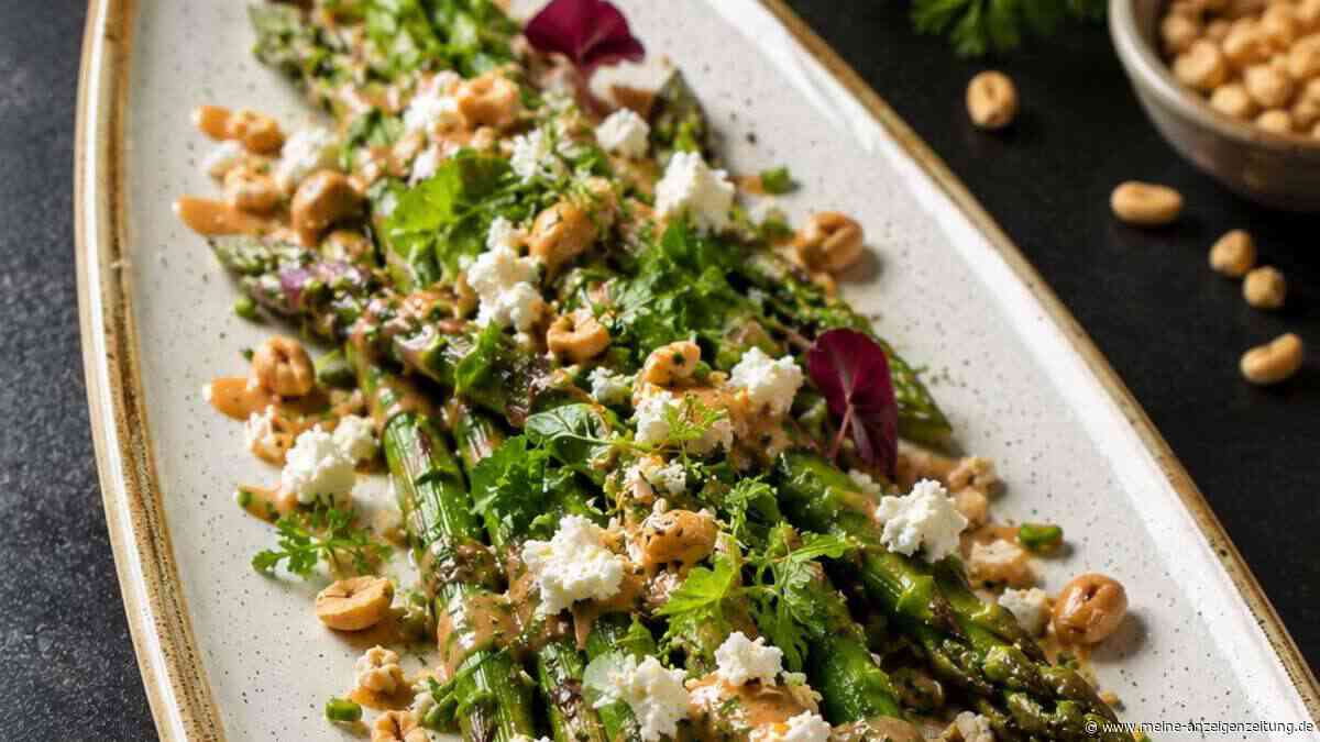 Dieser Spargel mit Schafskäse und Erdnuss-Vinaigrette hebt Frühlingsküche aufs nächste Level