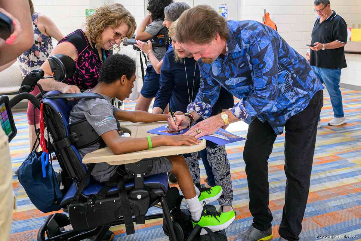 Making visit to Center of Disabilities Services, Hall of Famer Wade Boggs still delivering hits