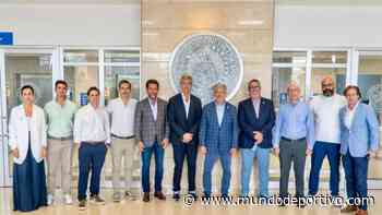 Gil Marín visitó la sede de la Academia del Atlético de Madrid en Guayaquil