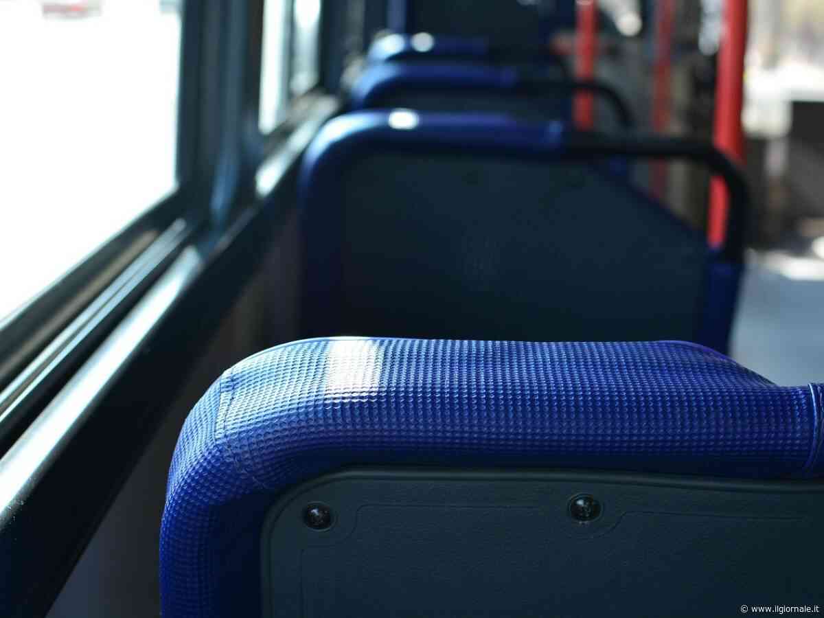 Bimbo di 11 anni non ha l'abbonamento del bus, l'autista lo fa scendere: il caso nel Torinese