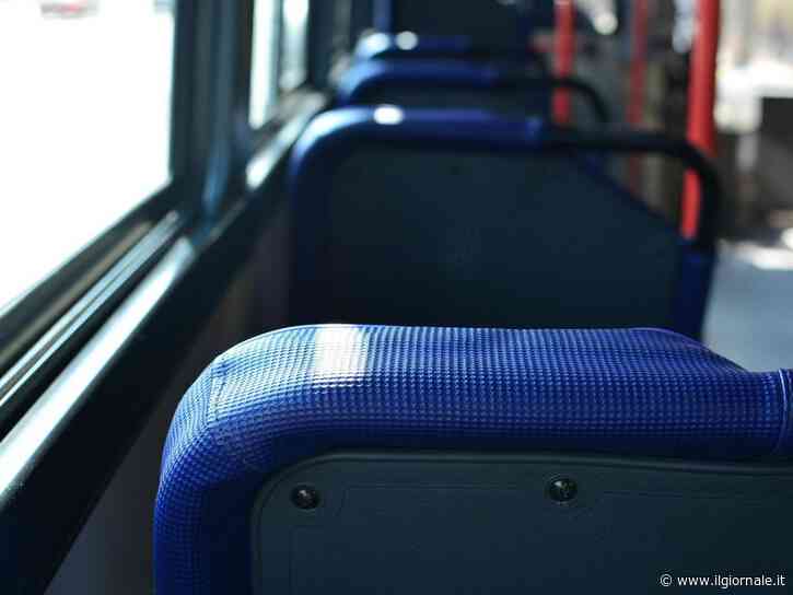 Bimbo di 11 anni non ha l'abbonamento del bus, l'autista lo fa scendere: il caso nel Torinese