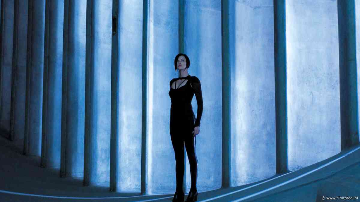 Morgen lekker vrij? Zet je TV om 13:45 uur aan en kijk naar een futuristische scifi-film met een lenige Charlize Theron