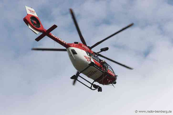 Motorradfahrer prallt gegen Auto und wird schwer verletzt
