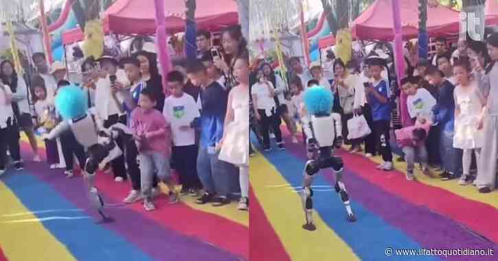 Robot umanoide colpisce con un calcio un bambino durante uno spettacolo di arti marzialI – IL VIDEO