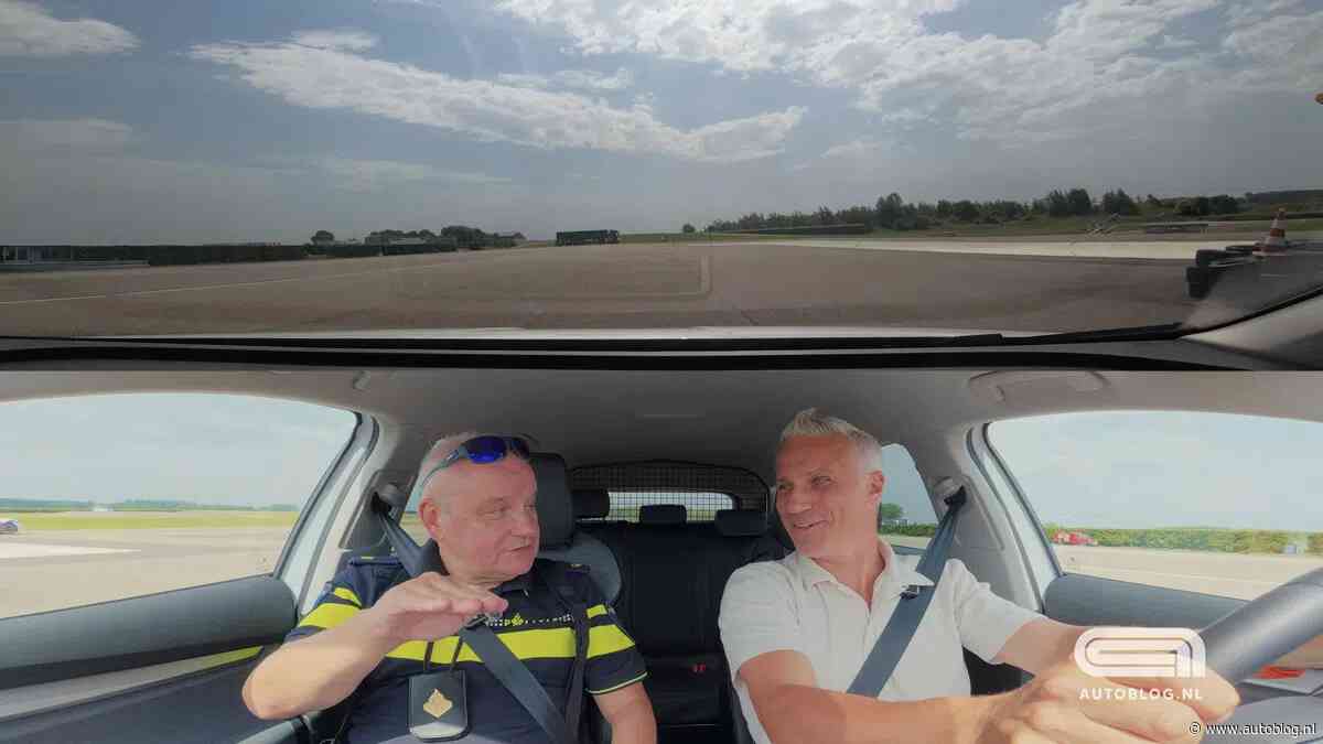 Wouter knalt met 60 over een drempel in een politieauto