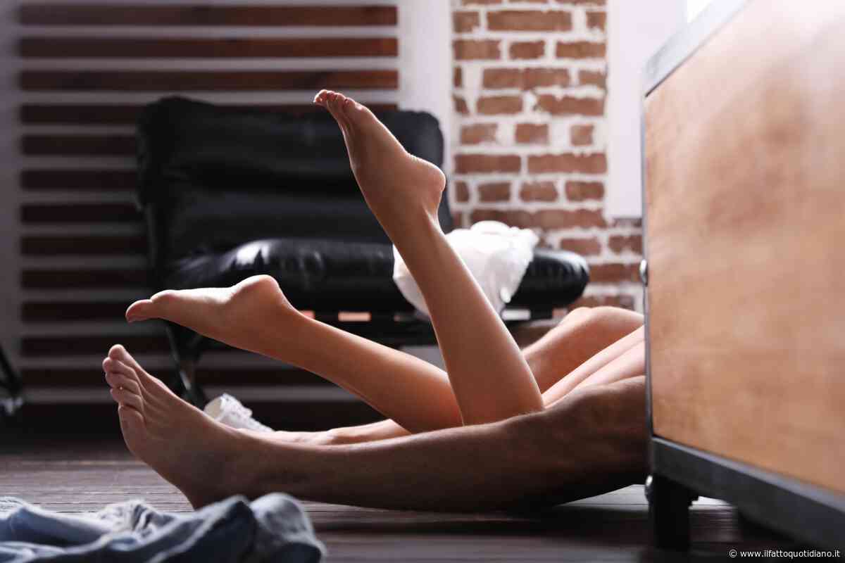 I giovani fanno sempre meno se**o: perché nell’epoca delle app, del porno online e dell’AI il desiderio sembra essersi spento