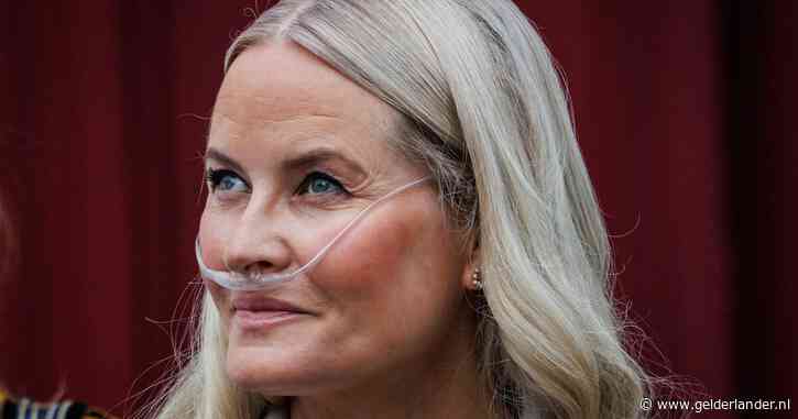 Gezondheid van Mette-Marit gaat ‘snel achteruit’, artsen maken zich zorgen: ‘Het is gevaarlijk geworden’