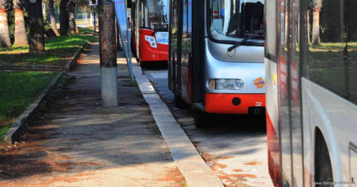 “Senza biglietto non puoi salire”: ragazzino di 11 anni lasciato a piedi dal bus perché ha dimenticato l’abbonamento