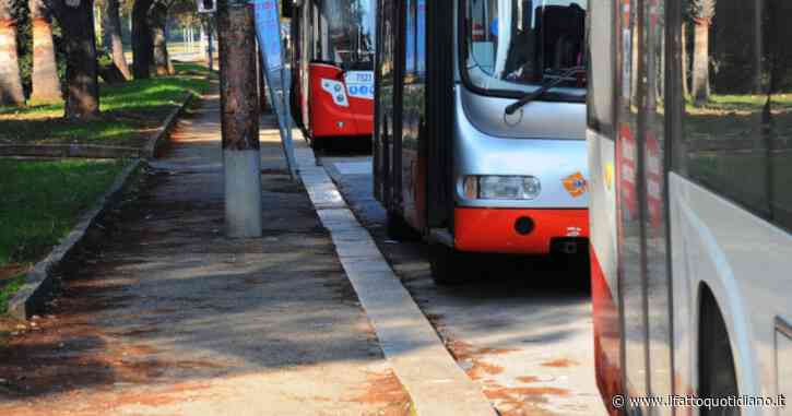 “Senza biglietto non puoi salire”: ragazzino di 11 anni lasciato a piedi dal bus perché ha dimenticato l’abbonamento