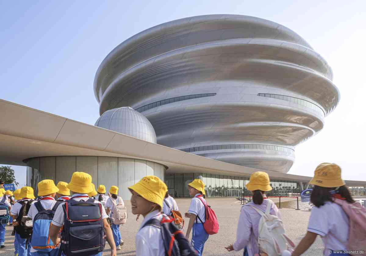 Viele Fragen in der Spirale - Museum in Haikou von MAD