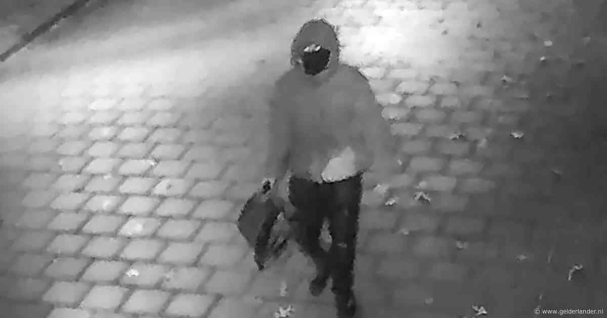 Jongen (16) aangehouden voor rol in explosie bij kantoor op Amsterdamse Zuidas