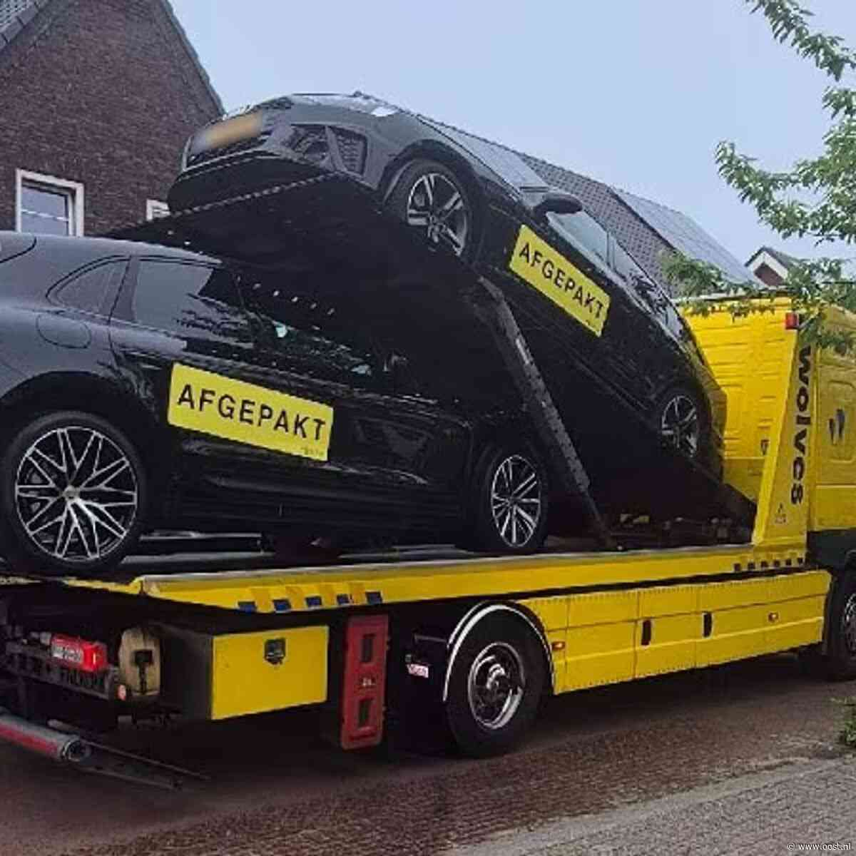 Politie neemt auto's in beslag in Wierden en houdt twee personen aan
