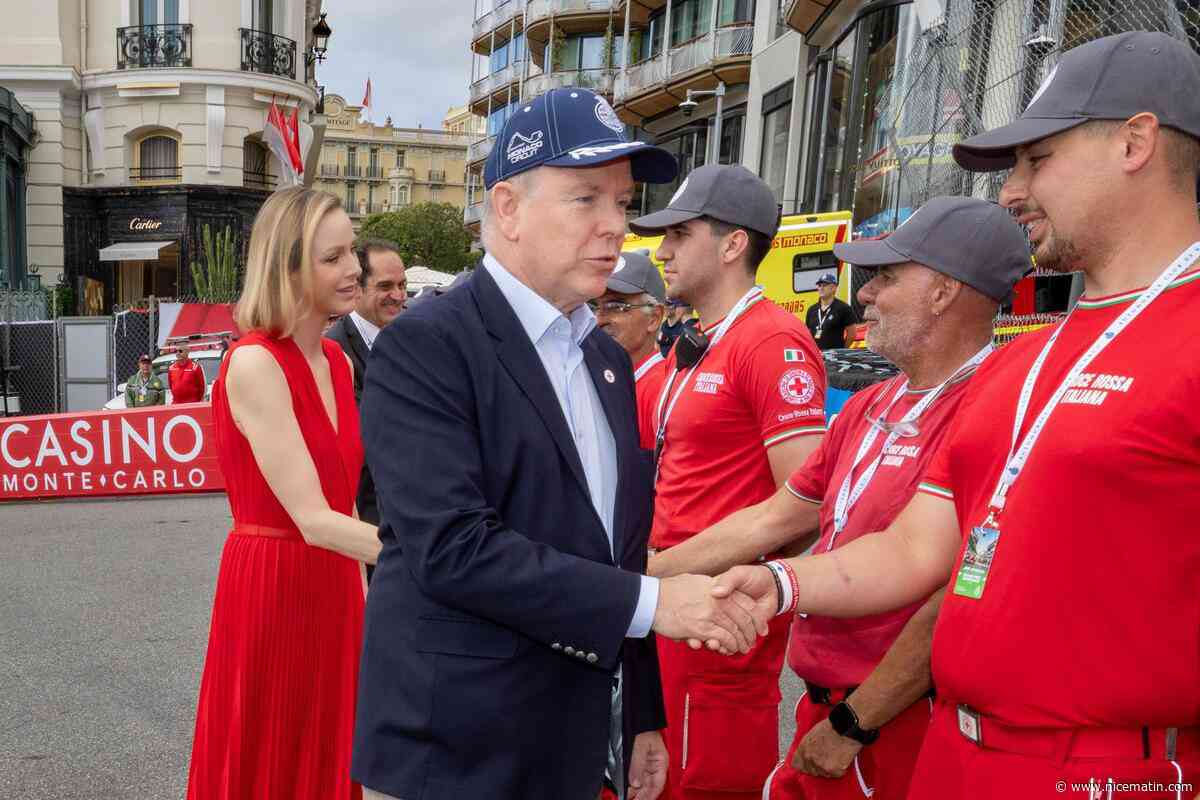 Premier tour de piste pour le couple princier, venu saluer les secouristes bénévoles de la Croix-Rouge monégasque sur le Grand Prix F1 de Monaco